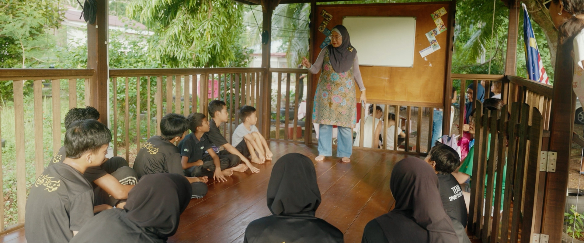 Kak Zu teaching children at Geng Bersih Kampung